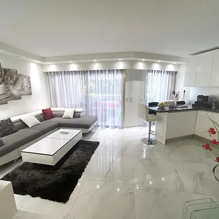 De Standing Centre Daire Cannes